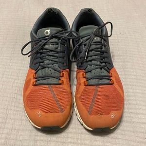 Men’s Orange and Blue On Cloud tennis shoes. Size 11